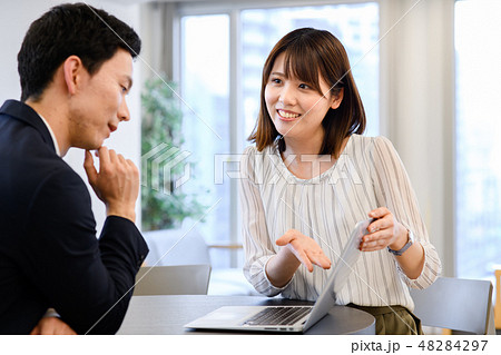 働く女性 48284297