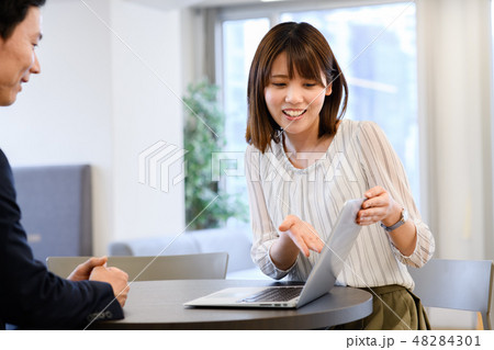 働く女性 48284301