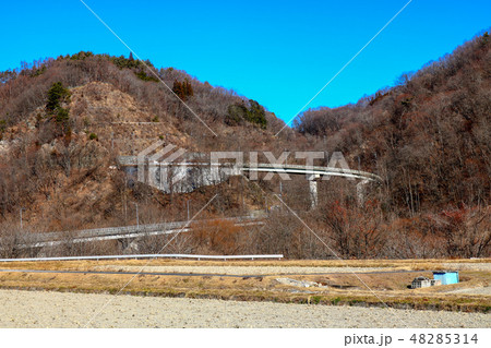 ■ 小淵沢ループ橋 ■ 快晴 ■ 山梨県 48285314