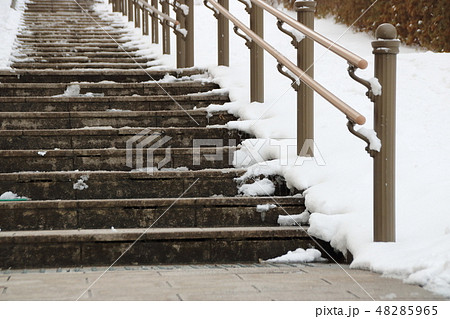 北海道函館市 八幡坂の歩道 歩道の階段部にはロードヒーティングの効果により積雪がない の写真素材