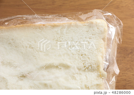 保存のため食品用ラップフィルムに包んで冷凍した食パン。 48286000