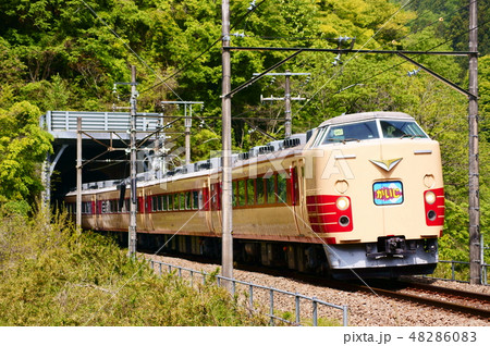 189系国鉄色で運転する臨時特急かいじ 48286083