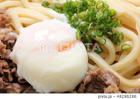 牛肉ぶっかけうどんにトッピングされた温泉卵。 牛肉ぶっかけうどんにトッピングされた温泉卵。 48286286