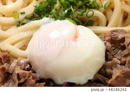 牛肉ぶっかけうどんにトッピングされた温泉卵。 48286293