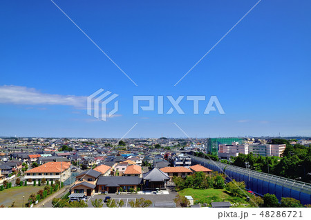 東名高速道路が通る横浜の街並みの風景 東名高速道路が通る横浜の街並みの風景 48286721