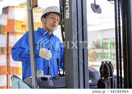 ビジネスシーン　倉庫　フォークリフト 48286964