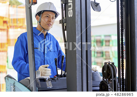 ビジネスシーン 倉庫 フォークリフト ビジネスシーン 倉庫 フォークリフト 48286965