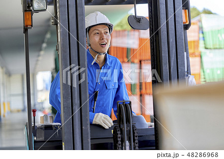 ビジネスシーン　倉庫　フォークリフト 48286968