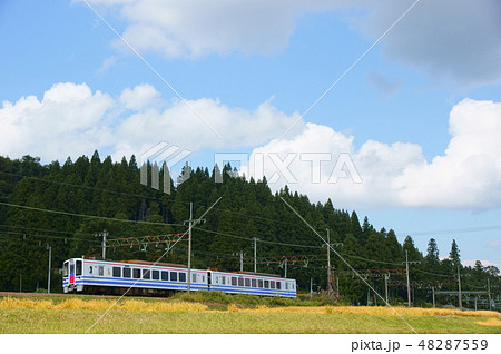 上越線を走行する北越急行HK100形電車 48287559