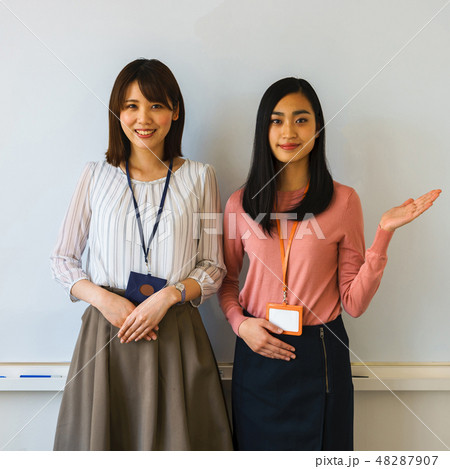 [日本人] 御案内しますのポーズ 48287907