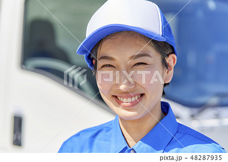 ビジネスシーン　配送　女性ドライバー 48287935