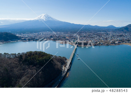 朝の富士山を河口湖上空から空撮 朝の富士山を河口湖上空から空撮 48288543