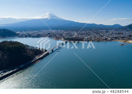 朝の富士山を河口湖上空から空撮 朝の富士山を河口湖上空から空撮 48288544