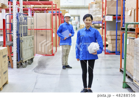 ビジネスシーン　物流倉庫 48288556