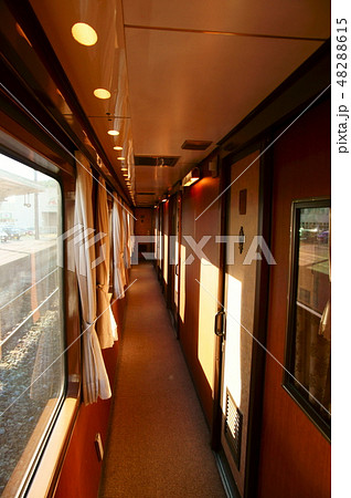 寝台特急トワイライトエクスプレス　1号車天望スイートへ続く通路 48288615