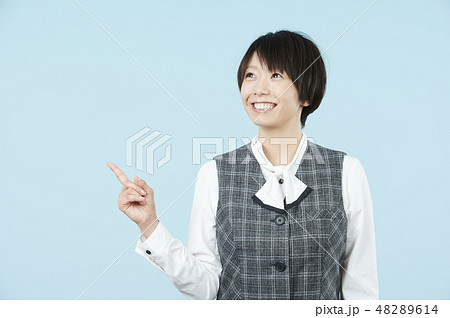 事務　女性　水色バック 48289614