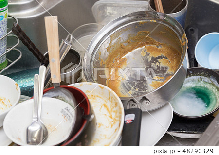 汚れものがたまったキッチンのシンク 48290329