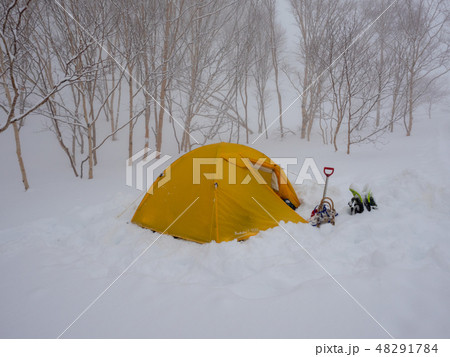 雪原のテント 48291784