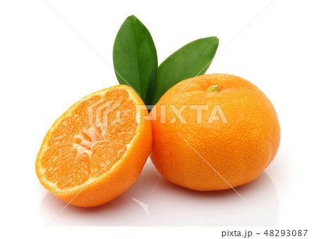 Fresh tangerine with leaf isolated on white 48293087