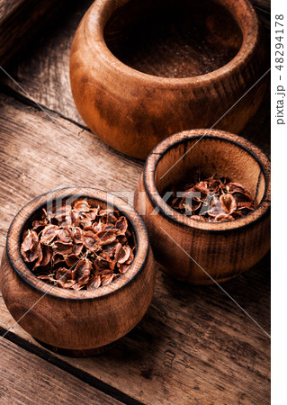 Rhubarb seeds in bowl 48294178
