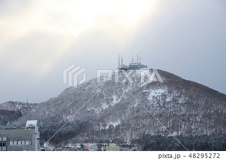 雪が降る日の函館山(御殿山)。 48295272