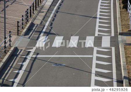 道路標示(指示標示)「横断歩道」。 48295926