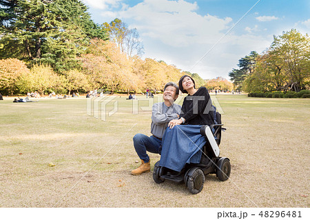 シニア夫婦で介護 最新電動車椅子 シニア夫婦で介護 最新電動車椅子 48296481