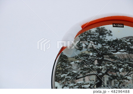 カーブミラーに積もった雪。 カーブミラーに積もった雪。 48296488