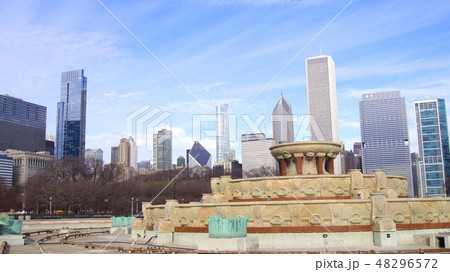 CHICAGO, ILLINOIS, UNITED STATES - DEC 12th, 2015: Buckingham fountain at Grant Park and Chicago 48296572
