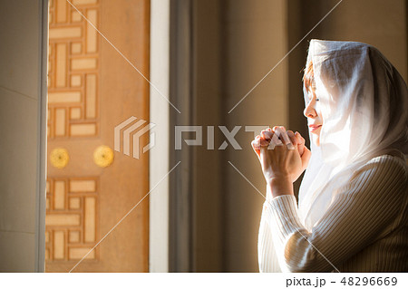 教会で祈る女性   48296669