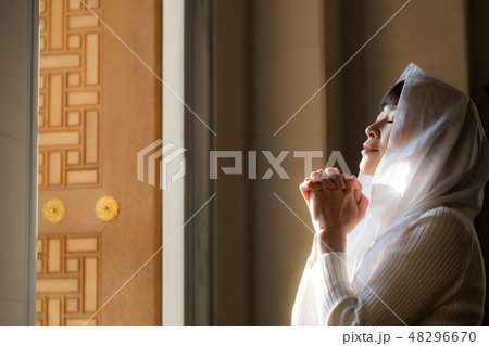 教会で祈る女性   48296670