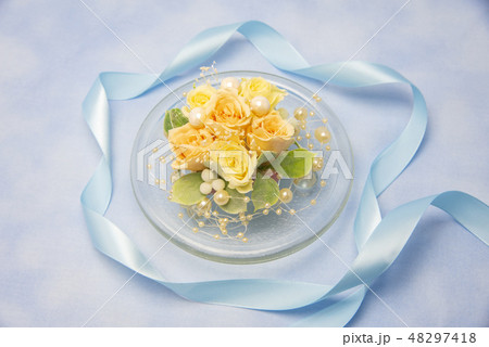 プレゼントイメージ バラとリボン プレゼントイメージ バラとリボン 48297418