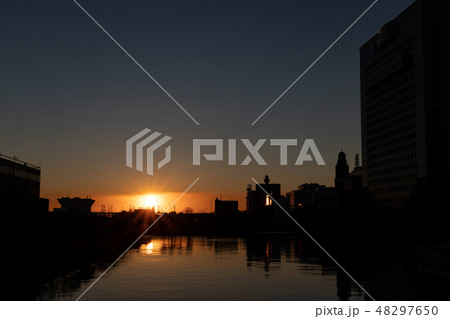 【横浜シルエットシリーズ】横浜万国橋と朝日とビルのシルエット 【横浜シルエットシリーズ】横浜万国橋と朝日とビルのシルエット 48297650