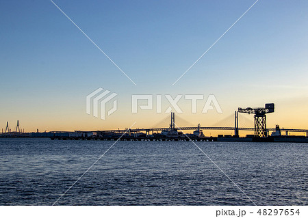 【横浜シルエットシリーズ】日の出間近の横浜ベイブリッジ 48297654