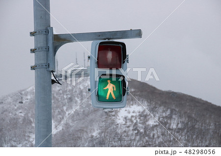 冬の歩行者用信号機 の写真素材