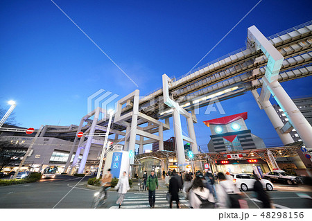日本の千葉都市景観 千葉駅 千葉都市モノレールなどを望む(夜景) 日本の千葉都市景観 千葉駅 千葉都市モノレールなどを望む(夜景) 48298156