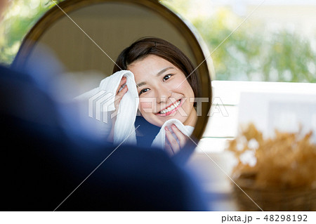 美容 洗顔 鏡 女性 美容 洗顔 鏡 女性 48298192