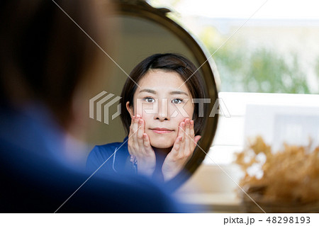 美容 洗顔 鏡 女性 悩む 48298193