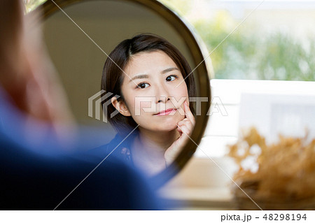 美容 洗顔 鏡 女性 悩む 48298194