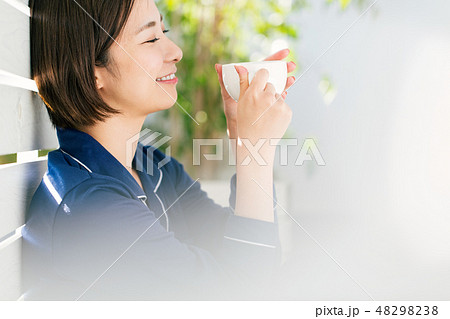 朝 コーヒー 女性 笑顔 朝 コーヒー 女性 笑顔 48298238