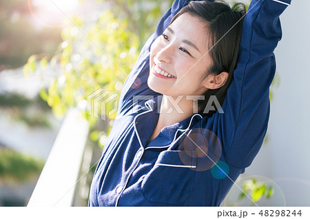 朝 寝起き 女性 笑顔 48298244