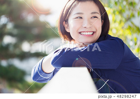 朝 寝起き 女性 笑顔 48298247