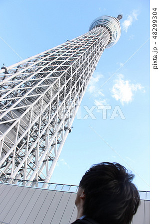 スカイツリーを見上げる男性 スカイツリーを見上げる男性 48299304
