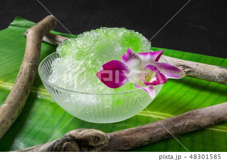 アジアのかき氷　Shaved ice that Asian fruit 48301585