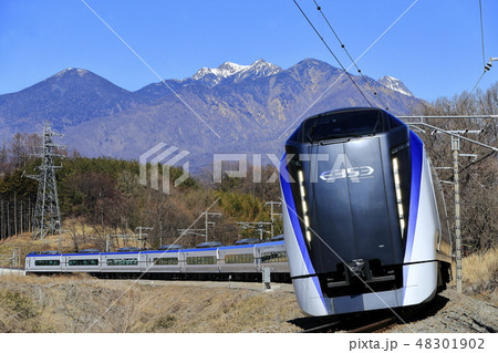 冠雪した八ヶ岳をバックに走る中央本線「スーパーあずさ」 48301902