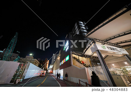 日本の千葉都市景観 千葉駅(南口)や「千葉駅改良・駅ビル建替工事他」(画面左側)を望む 日本の千葉都市景観 千葉駅(南口)や「千葉駅改良・駅ビル建替工事他」(画面左側)を望む 48304883