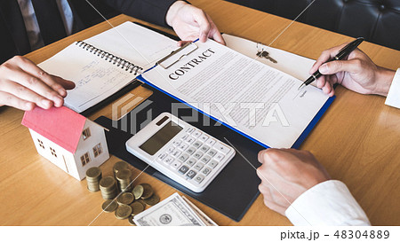 Estate agent broker reach contract form to client signing agreem Estate agent broker reach contract form to client signing agreem 48304889