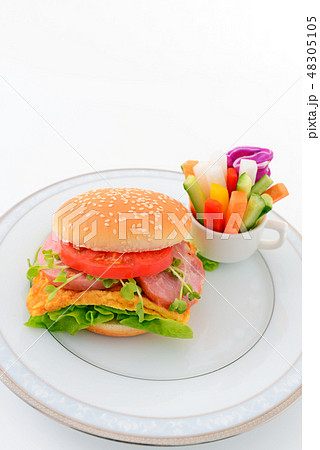 ハンバーガーと野菜スティック ハンバーガーと野菜スティック 48305105