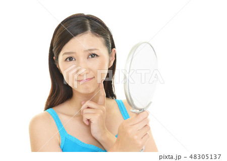 手鏡を持つ笑顔の女性 48305137