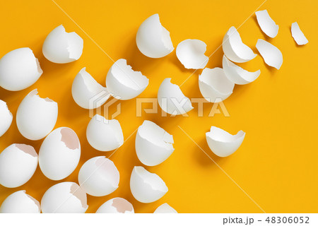 Pattern made of white eggshells on bright yellowの写真素材 [48306052] - PIXTA